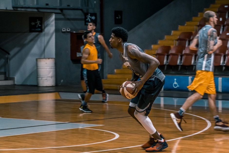 开云体育_湖人队关注NBA选秀热门 新星或成紫金军团核心