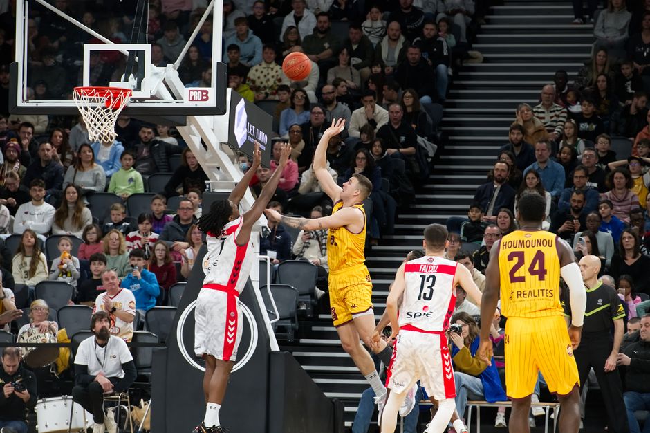 开云体育_湖人队关注NBA选秀热门 新星或成紫金军团核心
