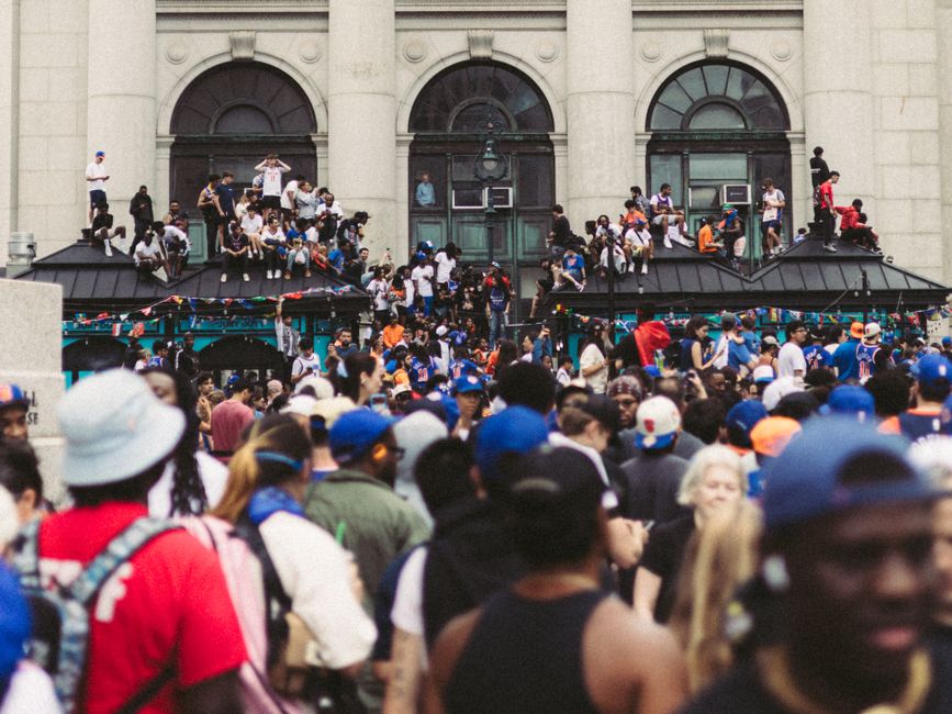 开云体育_纽约尼克斯夺冠大游行 球迷齐聚时代广场共享荣耀时刻