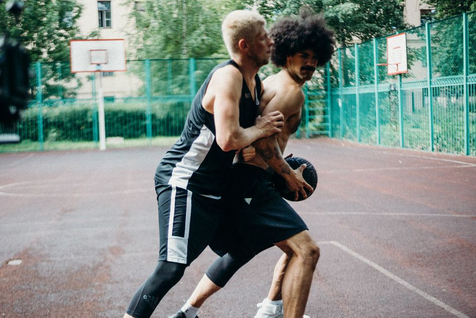开云体育_杨瀚森攻防两端迷失 NBA首轮秀再陷困境 三不沾抛投引质疑